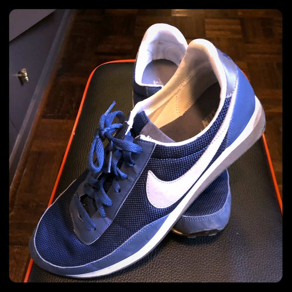 Men’s classic Nike waffle sole sneaker in 10.5